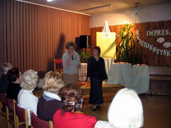 Powitanie go�ci i autor�w - Zyta Trych i Bo�ena Paw�owska - gospodynie wieczoru