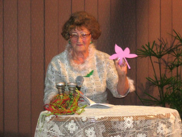 Zyta Trych - prezes Towarzystwa Przyjaci� Sztuk Pi�knych zapraszaj�ca kolejnego autora